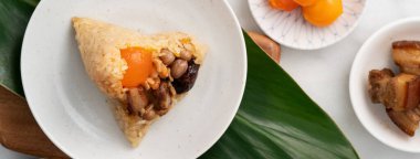 Zongzi. Çin geleneksel Ejderha Tekne Festivali (Duanwu Festivali) için pirinç köftesi..