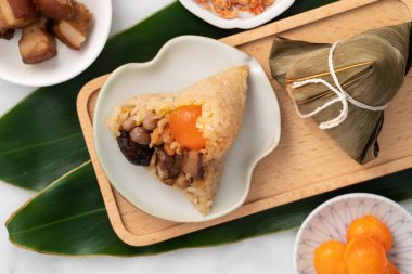 Zongzi. Çin geleneksel Ejderha Tekne Festivali (Duanwu Festivali) için pirinç köftesi..