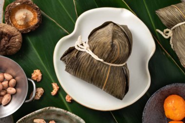 Zongzi, geleneksel Çin Duanwu Ejder Teknesi Festivali için pirinç köftesi..