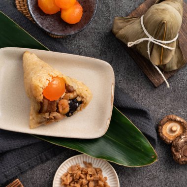 Zongzi, Çin geleneksel Ejderha Tekne Festivali (Duanwu Festivali) için pirinç köftesi..