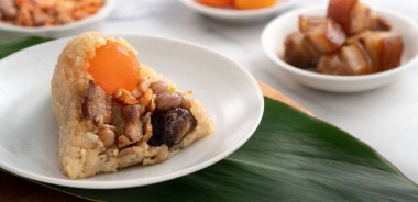 Zongzi, geleneksel Çin Ejderha Tekne Festivali (Duanwu Festivali) için pirinç köftesi parlak mermer masa arkaplanında malzeme ile.