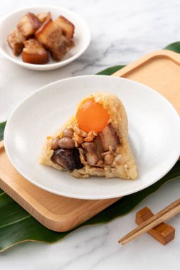 Zongzi, geleneksel Çin Ejderha Tekne Festivali (Duanwu Festivali) için pirinç köftesi parlak mermer masa arkaplanında malzeme ile.