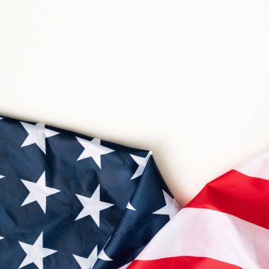 ABD 'nin Bağımsızlık Günü ya da Anma Günü kavramı. Ulusal bayrak parlak mermer masa arkaplanının üzerinde.