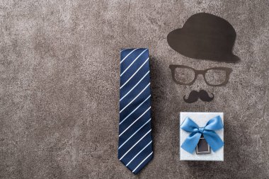 Babalar Günü arka plan tasarımı konsepti. Gri masa arkaplanında hediye kutusu olan kağıt dekorasyonu fikirlerinin üst görünümü.