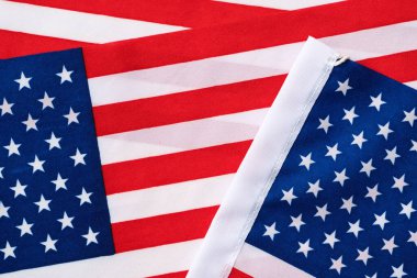 ABD 'nin Bağımsızlık Günü ya da Anma Günü kavramı. Ulusal bayrak parlak mermer masa arkaplanının üzerinde.