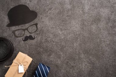 Babalar Günü arka plan tasarımı konsepti. Gri masa arkaplanında hediye kutusu olan kağıt dekorasyonu fikirlerinin üst görünümü.