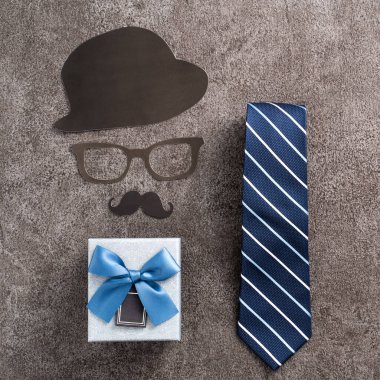 Babalar Günü arka plan tasarımı konsepti. Gri masa arkaplanında hediye kutusu olan kağıt dekorasyonu fikirlerinin üst görünümü.