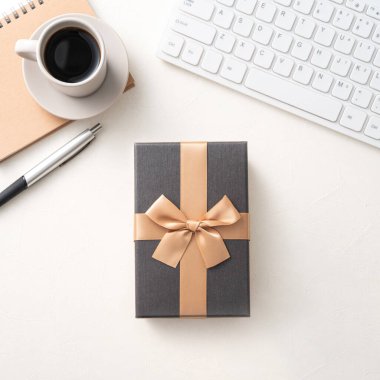 Babalar Günü hediye tasarım fikri. Ofis masasında hediye kutusu tasarımı konsepti..