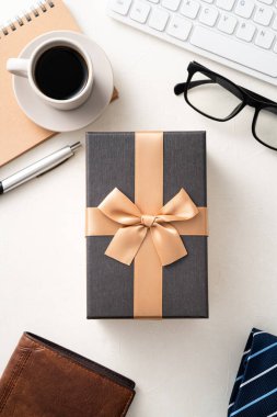 Babalar Günü hediye tasarım fikri. Ofis masasında hediye kutusu var..