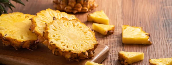 Close Van Verse Gesneden Ananas Een Dienblad Donkere Houten Tafel — Stockfoto