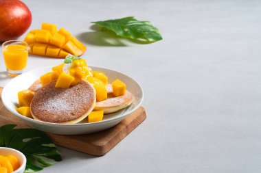 Lezzetli Japon sufle krepi zarlı mango meyveli hamurlu ve reçelli beyaz masa arkaplanı.