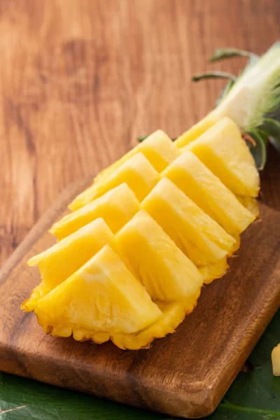 Close Van Verse Gesneden Ananas Een Dienblad Donkere Houten Tafel — Stockfoto