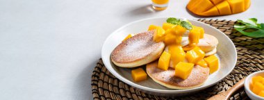 Lezzetli Japon sufle krepi zarlı mango meyveli hamurlu ve reçelli beyaz masa arkaplanı.