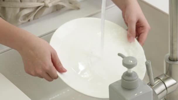 Primer Plano Mujer Ama Casa Está Lavando Los Platos Cocina — Vídeos de Stock