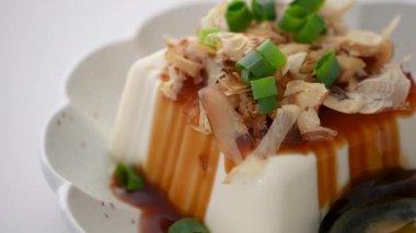Lezzetli soğuk tofu ve soya soslu yüz yıllık yumurta yemeği ve Tayvan 'da bonito taneleri..