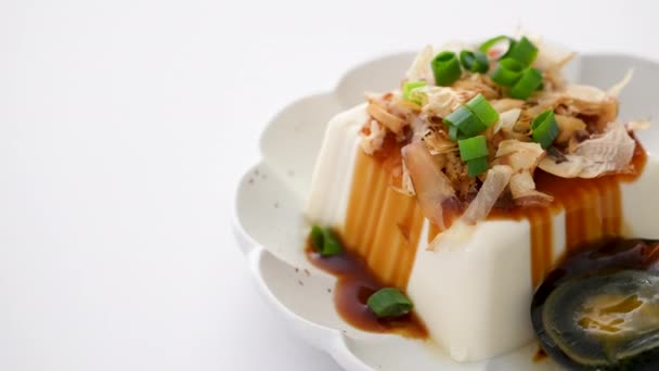 Вкусный Охлажденный Тофу Яичная Пища Века Соевым Соусом Хлопья Бонито — стоковое видео