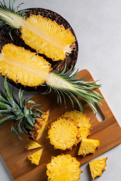 Bovenaanzicht Van Verse Gesneden Ananas Met Tropische Bladeren Donkerblauwe Achtergrond — Stockfoto