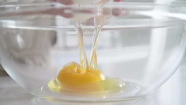 Crack Egg Straight Glass Bowl Home Kitchen Making Cake Kithchen — Vídeo de Stock
