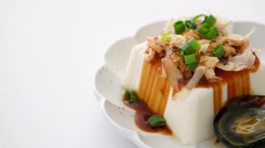 Lezzetli soğuk tofu ve soya soslu yüz yıllık yumurta yemeği ve Tayvan 'da bonito taneleri..
