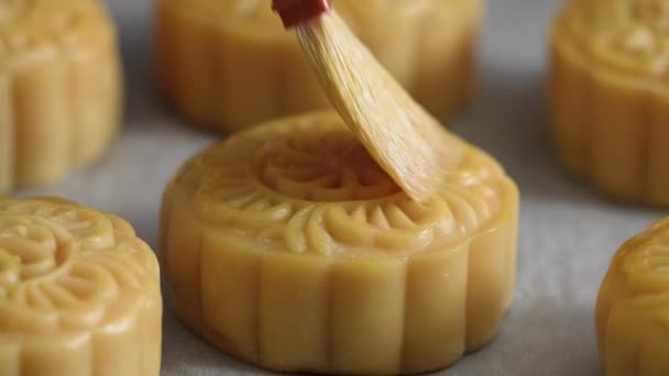 Brushing Egg Liquid Moon Cake Pastry Surface Baking Mid Autumn — Vídeos de Stock