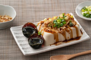 Lezzetli soğuk tofu ve soya soslu yüz yıllık yumurta yemeği ve Tayvan 'da bonito taneleri..