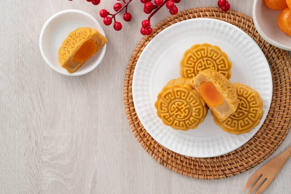 Delicious Cantonese Moon Cake Mid Autumn Festival Food Mooncake Wooden — Stock Photo, Image