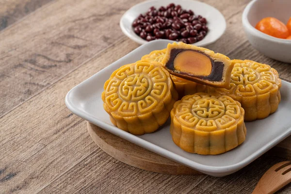 Delicious Cantonese Moon Cake Mid Autumn Festival Food Mooncake Wooden — 스톡 사진