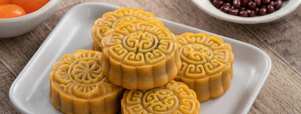 Delicious Cantonese Moon Cake Mid Autumn Festival Food Mooncake Wooden — 스톡 사진