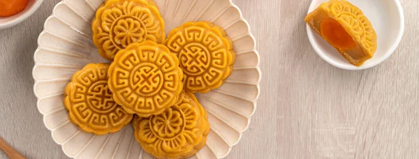 Delicious Cantonese Moon Cake Mid Autumn Festival Food Mooncake Wooden — 스톡 사진