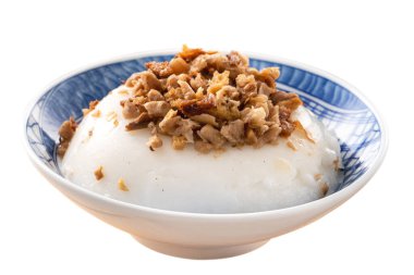 Tayvan usulü tatlı sütlaç Wa gui, pirinç keki, kurutulmuş turp sosu ve soya sosu beyaz arka planda izole edilmiş bir kasede..