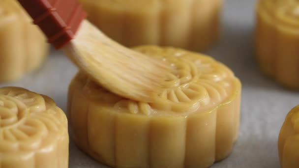 Brushing Egg Liquid Moon Cake Pastry Surface Baking Mid Autumn — Vídeos de Stock