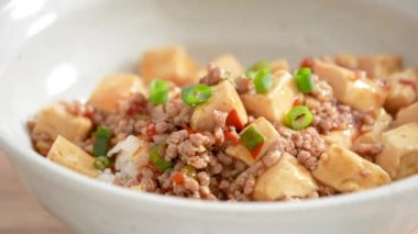 Kızarmış Mapo tofusu, acılı sos ve soğanlı pilav hazırlıyorum.