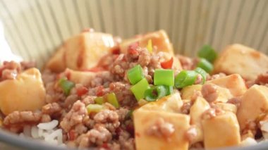 Kızarmış Mapo tofusu, acılı sos ve soğanlı pilav hazırlıyorum.