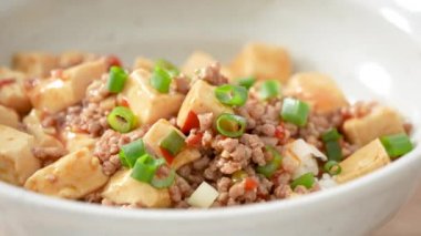 Kızarmış Mapo tofusu, acılı sos ve soğanlı pilav hazırlıyorum.