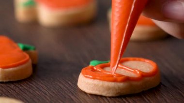 Tatlı Cadılar Bayramı balkabaklı zencefilli kurabiyeleri kremalı krema torbasıyla süslemeye ve şekerli kurabiyeler yapmaya yakın ol..