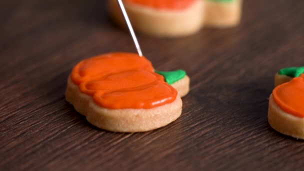 かわいいハロウィンのカボチャのジンジャーブレッドクッキーを飾るの終わりアイシングクリームトッピングバッグ 砂糖クッキーを作る — ストック動画