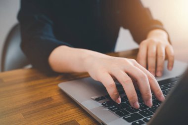 İş tasarımı konsepti. Ofiste çalışmak için dizüstü bilgisayar kullanan bir kadın..