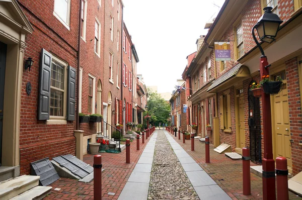 The oldest street in the USA- Elfreth's Alley in Philadelphia in the sunlight — Stock Photo, Image