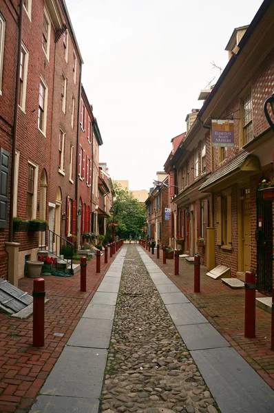 The oldest street in the USA- Elfreth's Alley in Philadelphia in the sunlight — Stock Photo, Image