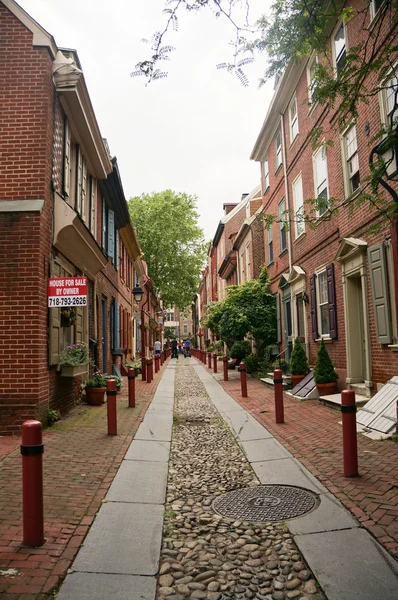 The oldest street in the USA- Elfreth's Alley in Philadelphia in the sunlight — Stock Photo, Image