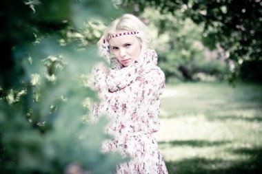 Ormandaki güzel kadın