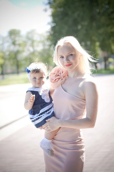 Beautiful blond hait mother and daughter in the park — Stock Photo, Image