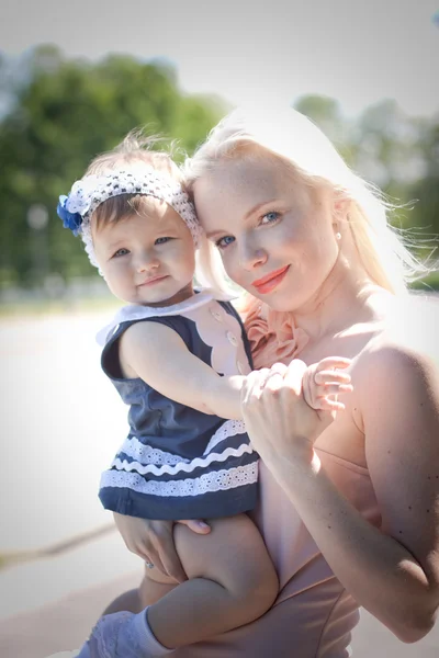 Beautiful blond hait mother and daughter in the park — Stock Photo, Image