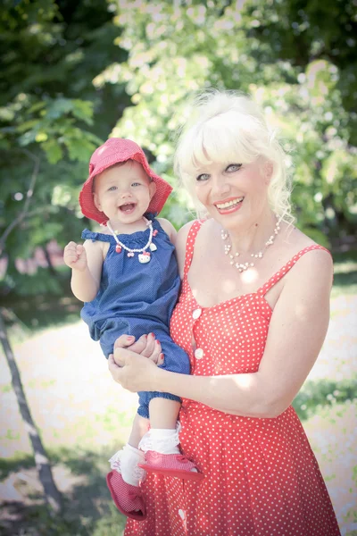 Nonna e nipote stanno mangiando fragole — Foto Stock