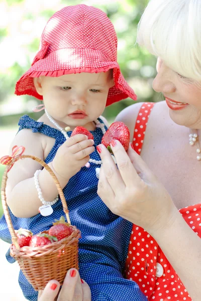Babička a vnučka se jíst jahody — Stock fotografie