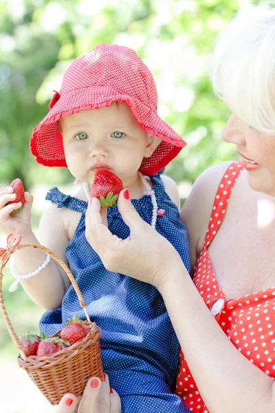 Nonna e nipote stanno mangiando fragole — Foto Stock