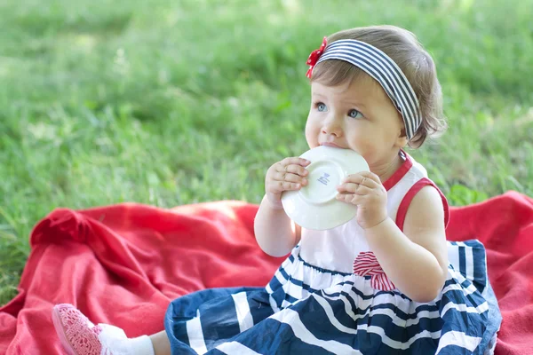 Roztomilá holčička na pikniku — Stock fotografie