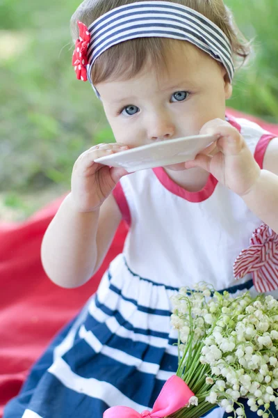 Nettes kleines Mädchen beim Picknick — Stockfoto