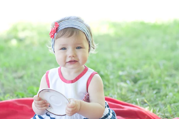 Nettes kleines Mädchen beim Picknick — Stockfoto