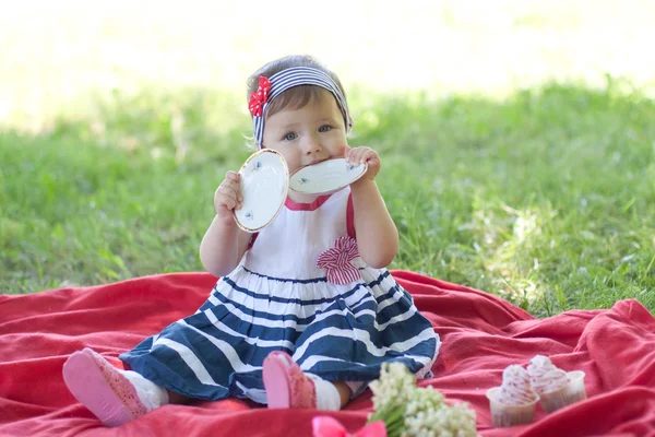 Nettes kleines Mädchen beim Picknick — Stockfoto